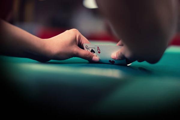 Find Popular Poker Variations and Exciting Slot Machines Through เว็บพนัน